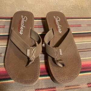 Skechers 9? Yoga Foam medium brown 10.5”long can’t find size on shoe